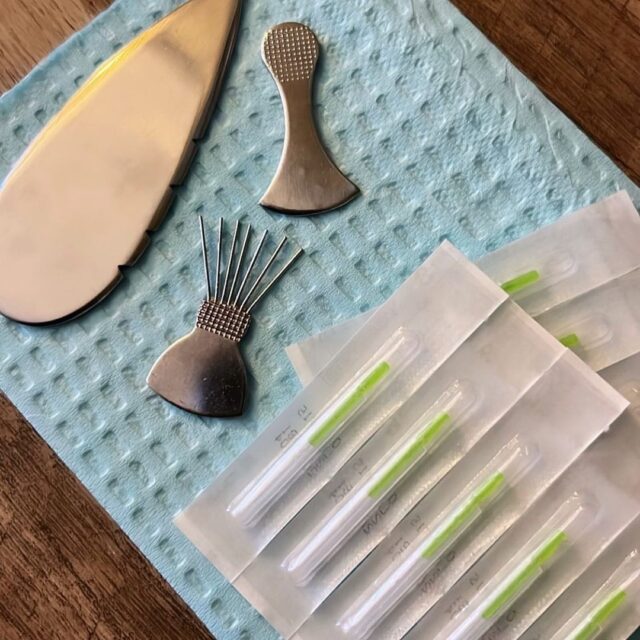 We have tiny tools for the tiny humans - NEEDLES NEVER REQUIRED! 😉🙌 For our kiddos we use a needle-less technique called Shonishin which allows us to active the meridian channels and acupuncture points without actually inserting needles into the skin.

We also like to combine various Essential Blends from @ancientwaysapothecary with gentle manual meridian therapy techniques, nourishing our tiny patients, leaving them calm and relaxed!💕